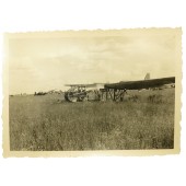 Flugplatz Cholm. Ostfront zerstört deutsches Segelflugzeug für Fallschirmjäger. 1942